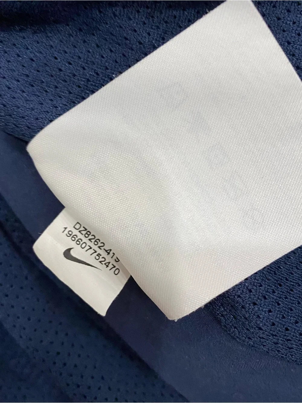 Nike signs zipper